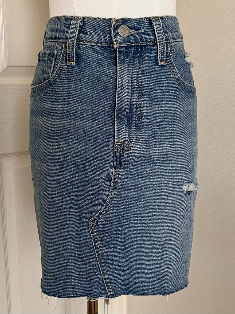 Brand New Levi's High Rise Deconstructed Denim Skirt Womens Size 6 Summer